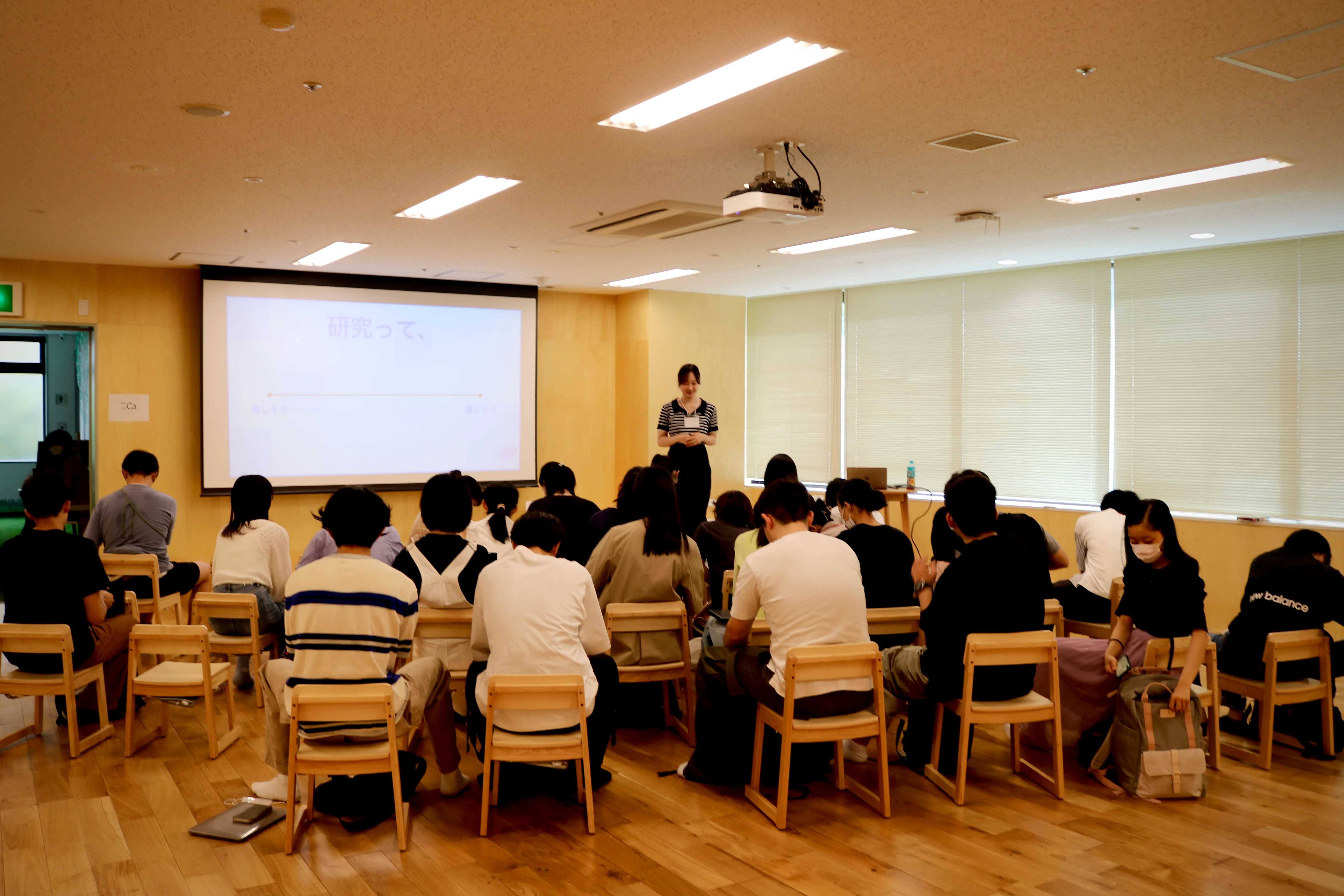 プログラムの説明を聞くIHRP参加者たち