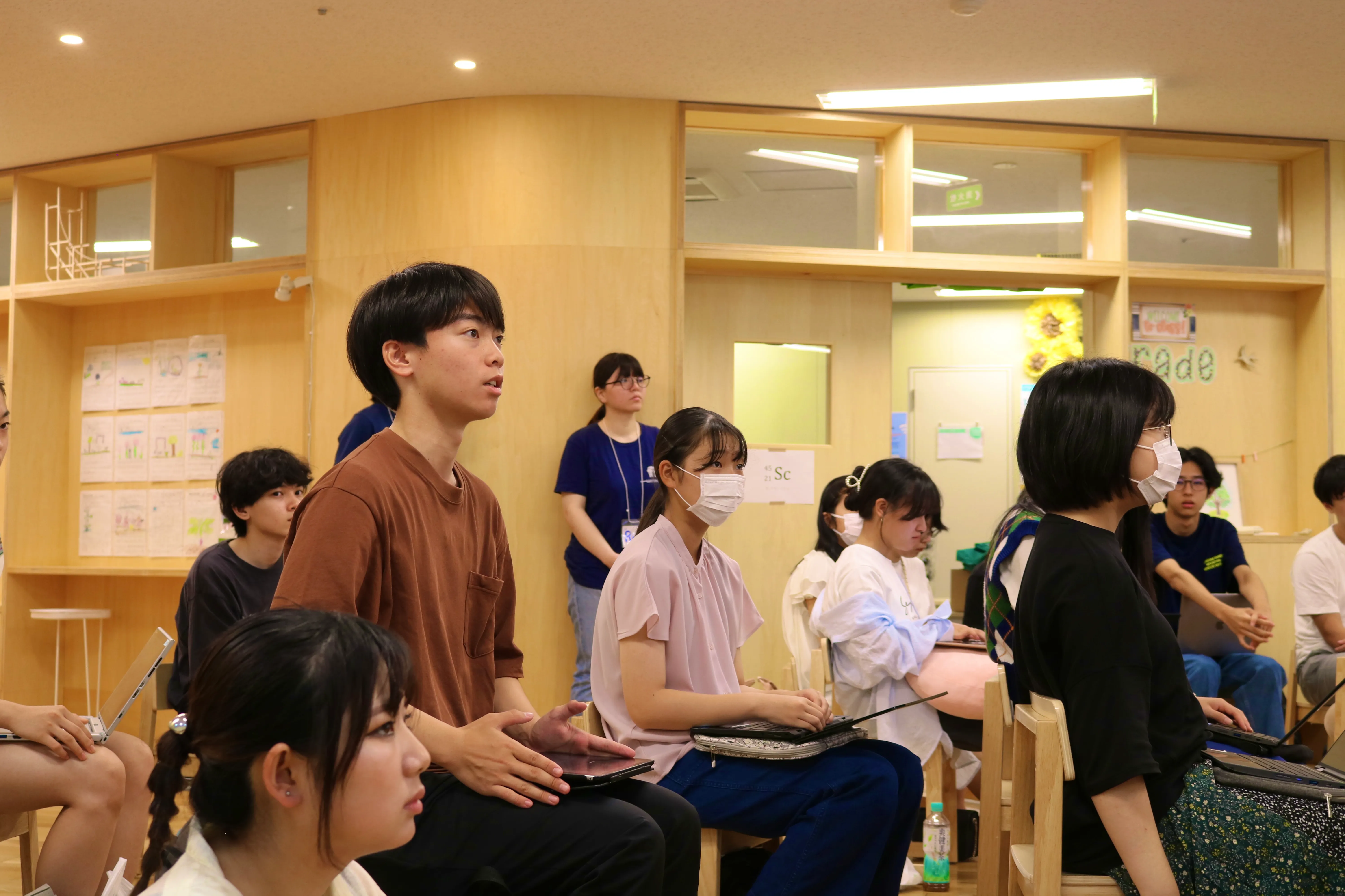別の参加者の発表に耳を傾ける参加者たち