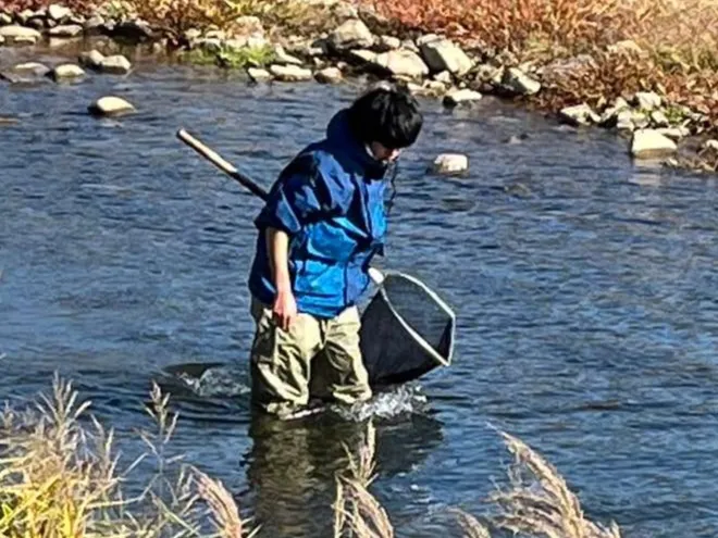 採集中の吉郷さん