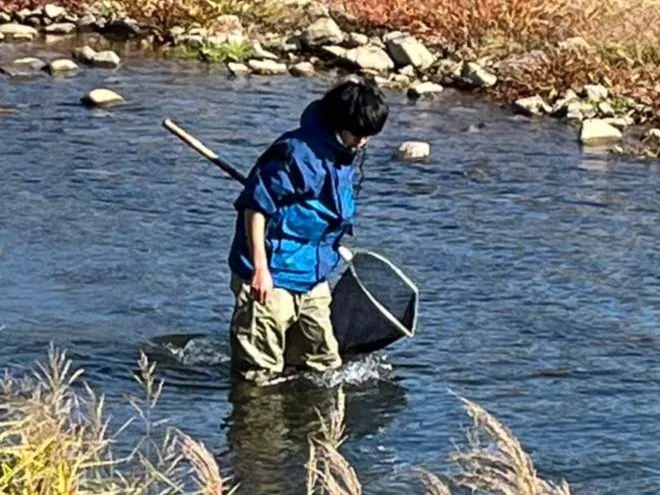 採集中の吉郷さん