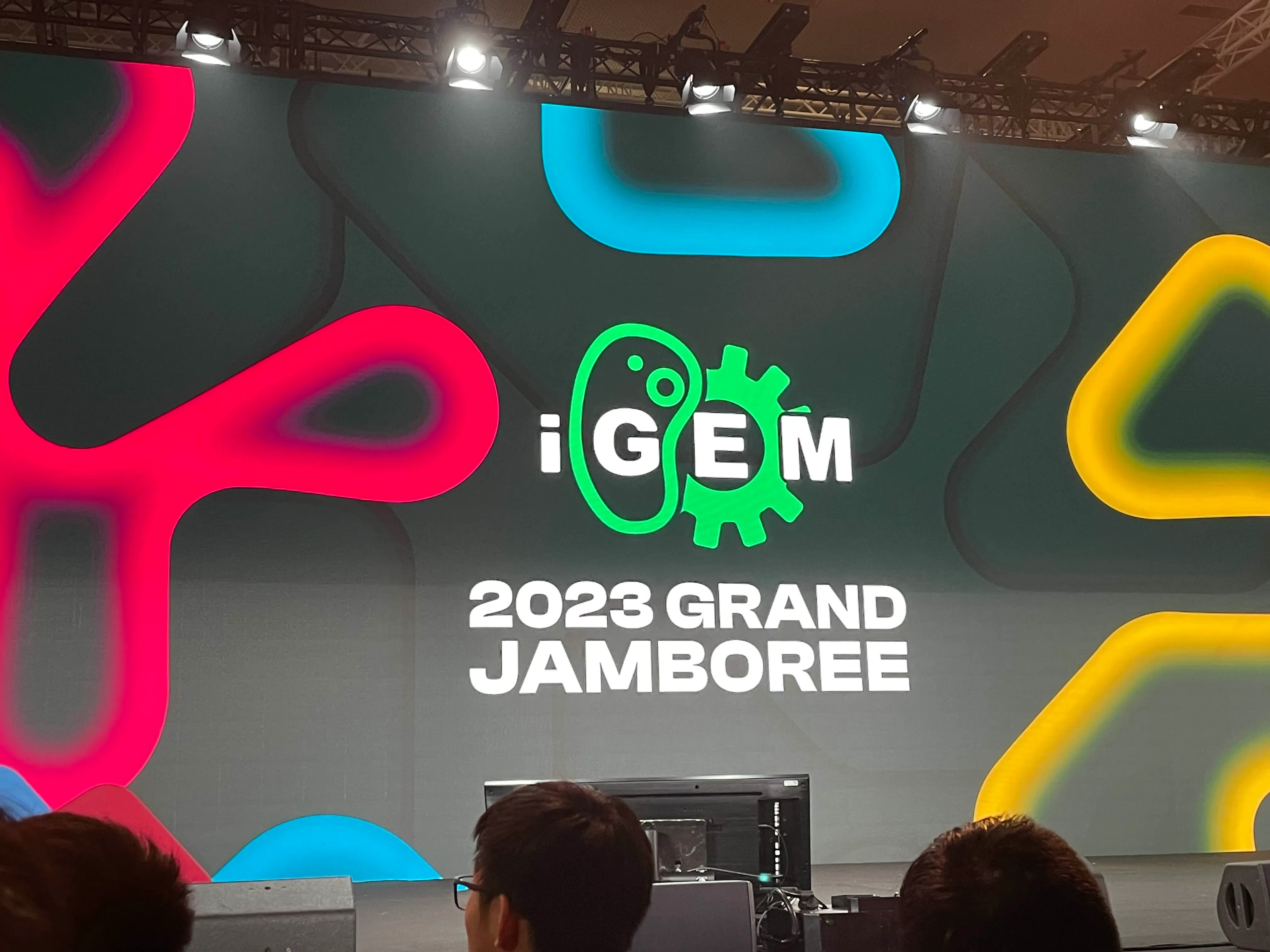 ステージの中央に「iGEM 2023 GRAND JAMBOREE」と書かれている写真